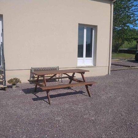 L Etablissement Gold Beach Propose 1 Hebergement , Maison 80M2 Avec Terrain 500M2, Parking Prive A 4 Min Du Port Artificiel D Arromanches, Services Accueil Personnalise, Lits Faits, Serviettes, Menage, Netflix, Wifi รีส ภายนอก รูปภาพ