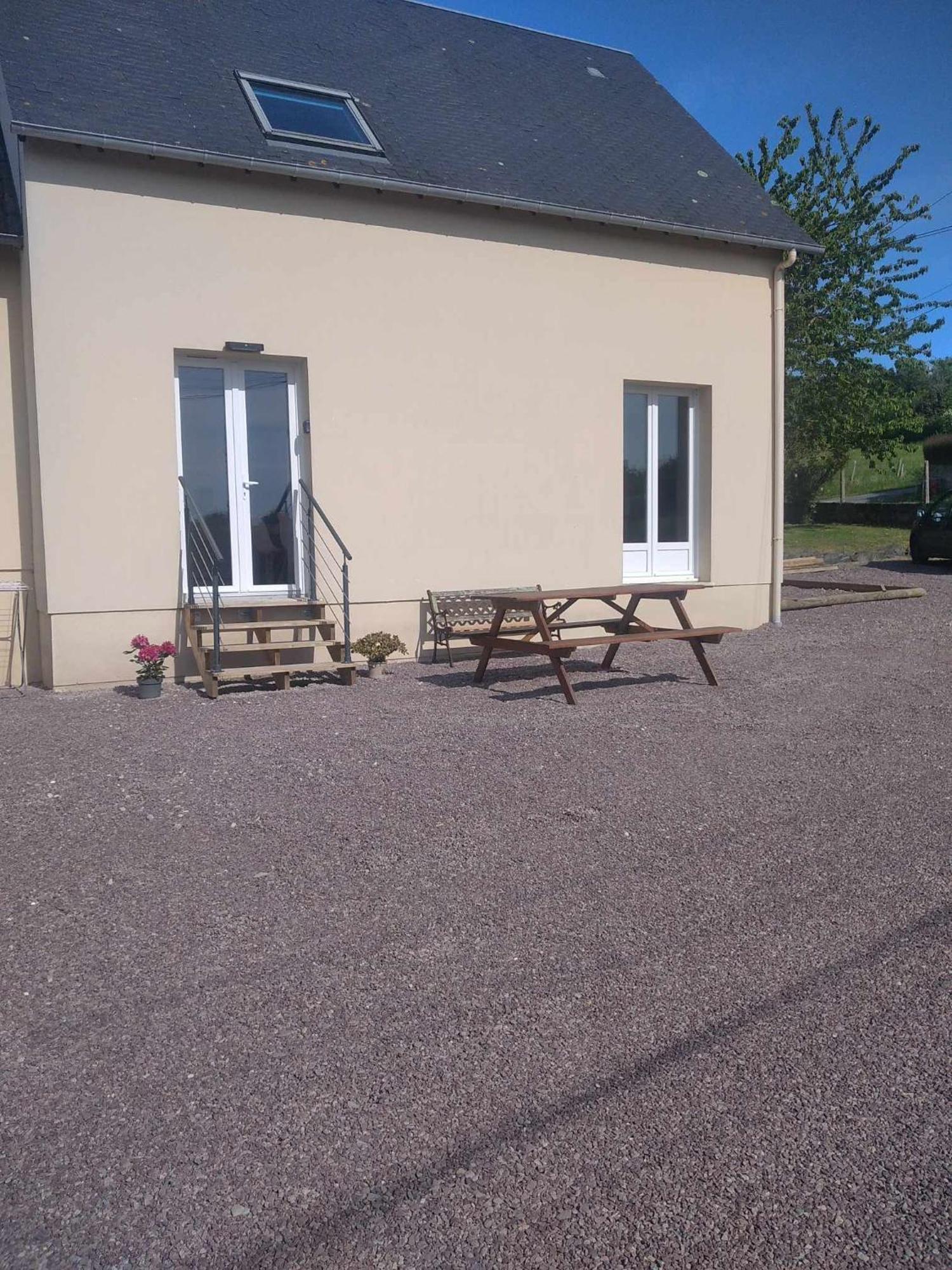 L Etablissement Gold Beach Propose 1 Hebergement , Maison 80M2 Avec Terrain 500M2, Parking Prive A 4 Min Du Port Artificiel D Arromanches, Services Accueil Personnalise, Lits Faits, Serviettes, Menage, Netflix, Wifi รีส ภายนอก รูปภาพ